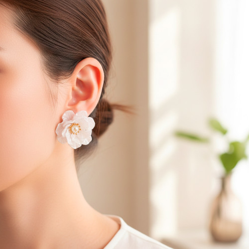 گوشواره زنانه استیل و پلیمری گالری عزیزی مدل گل رز سفید