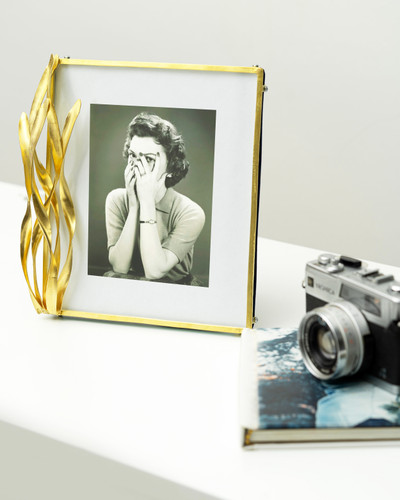 قاب عکس رومیزی طلایی برنجی با طراحی موجدار هنری - گالری عزیزی