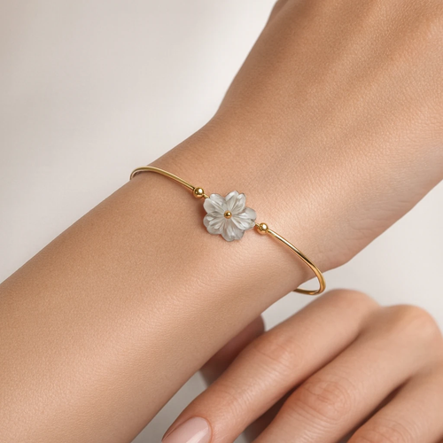 بنگل زنانه استیل گالری عزیزی مدل گل سفید صدف طبیعی