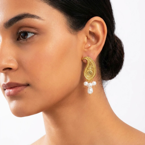 گوشواره زنانه برنجی طرح بته جقه با مروارید ظریف