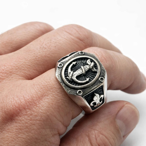 انگشتر روی دست مدل مردانه